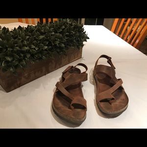 White Mountain Leather strait sandals